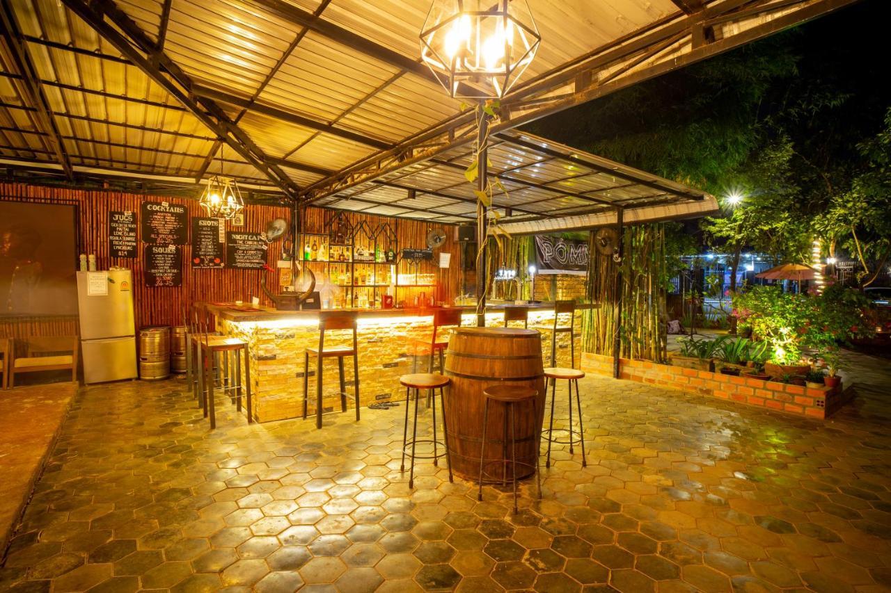 Pomme Brewhouse Hostel Ciudad de Siem Riep Exterior foto